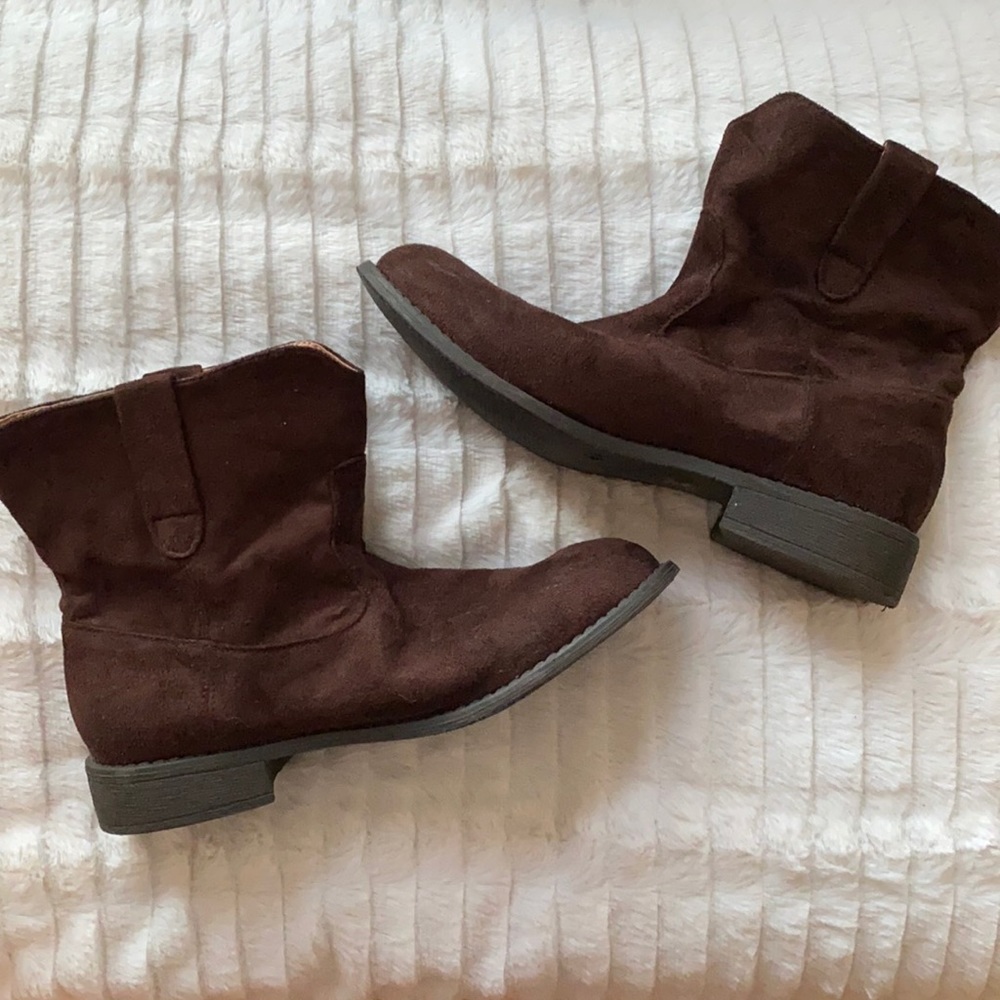 CHARLOTTE RUSSE BROWN SUEDE WESTERN BOOTIE